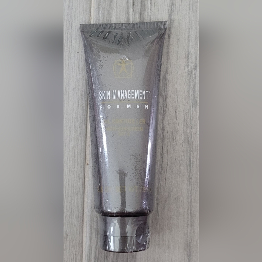 NEW SEALED. MARY KAY SKIN MANAGEMENT FOR MEN. OIL CONTROLLER WITH SPF OF 8. 3.5